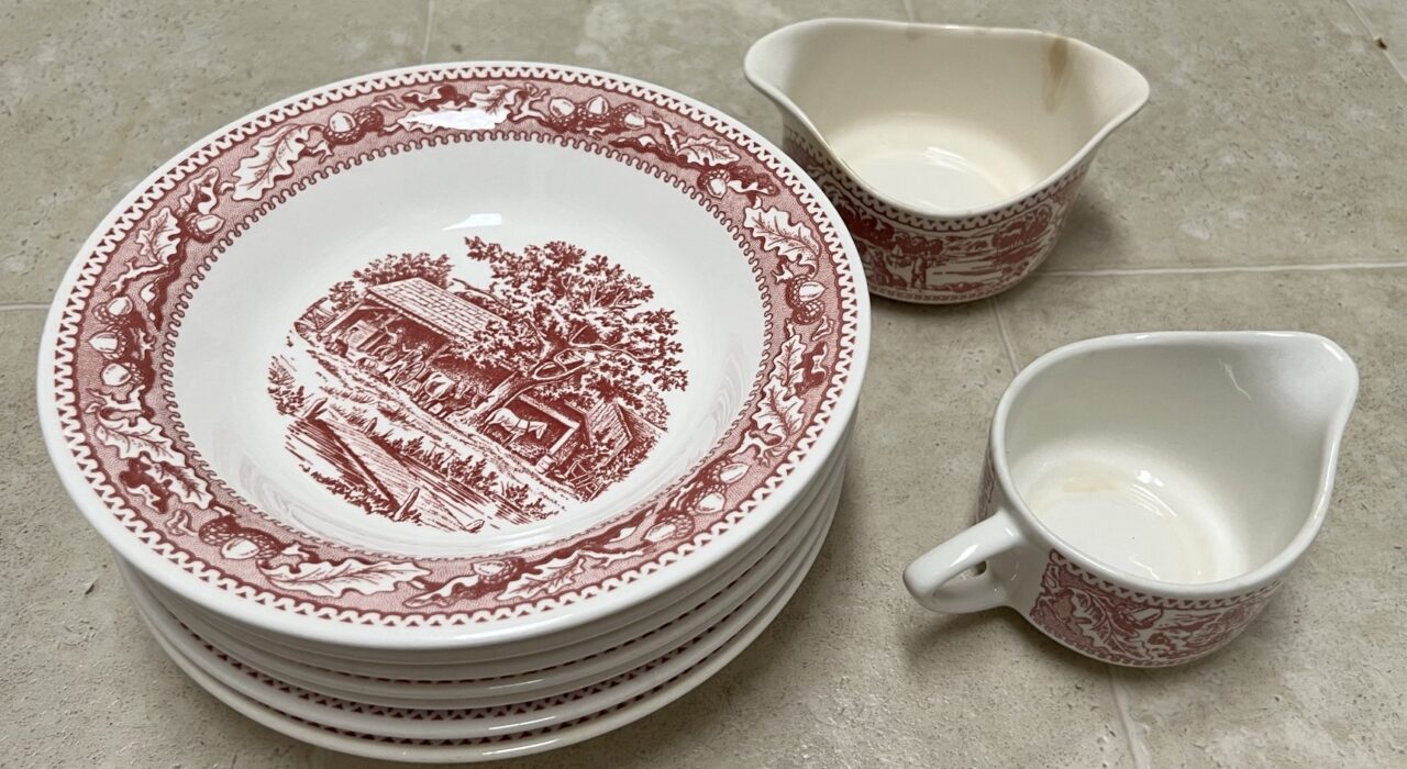 Red-and-white scenic plates (set)