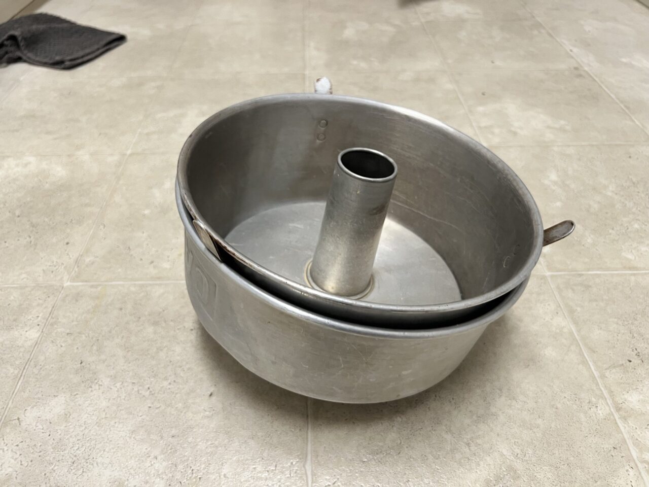 Angel food cake pan and cover