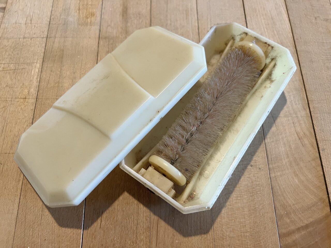 Brush in plastic case - for tablecloth